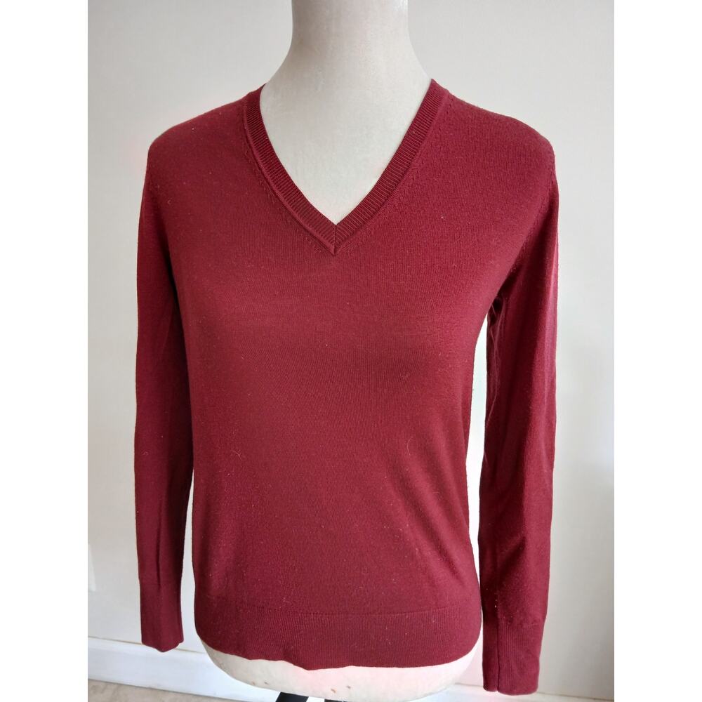 Uniqlo v neck‎ wool sweater Small